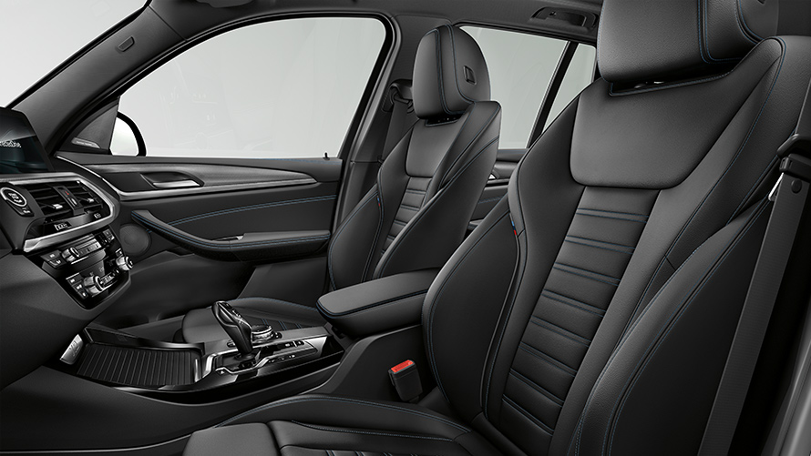 Interior do BMW X3 M40i M Performance, visão lateral da cabine dianteira Interior do BMW X3 M40i M Performance, visão lateral da cabine dianteira